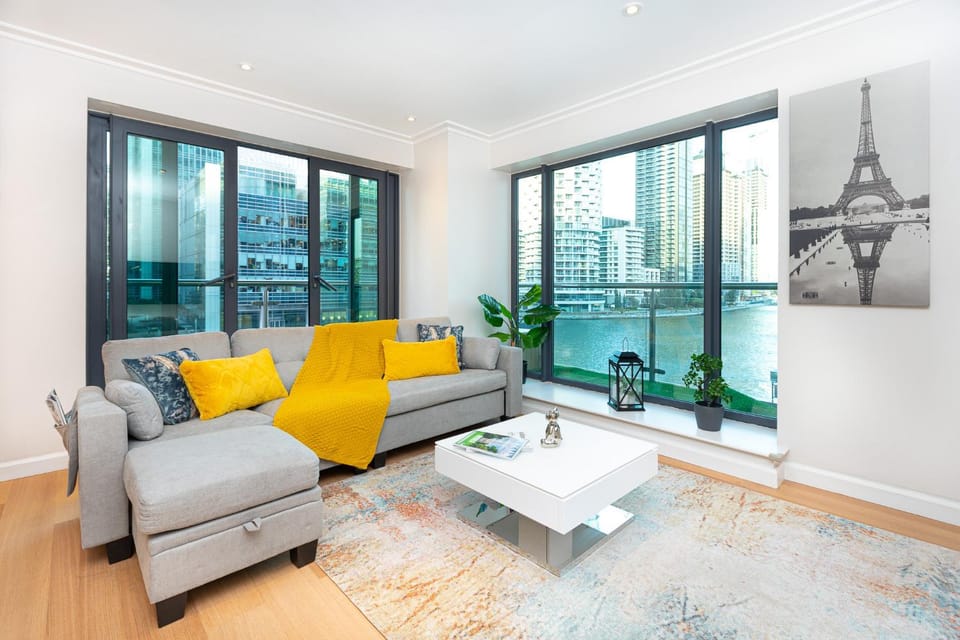 Chic, Contemporary 3BR Flat in Prime Canary Wharf Apartment in London