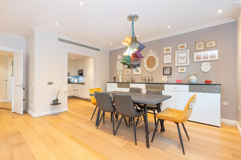 Chic, Contemporary 3BR Flat in Prime Canary Wharf Apartment in London