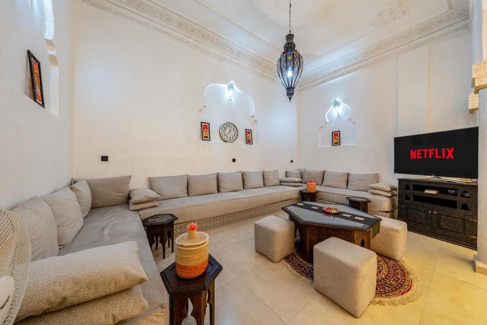 New Stylish Riad - 4BR with Pool Access Free Breakfast & Airport Pickup House in Marrakesh