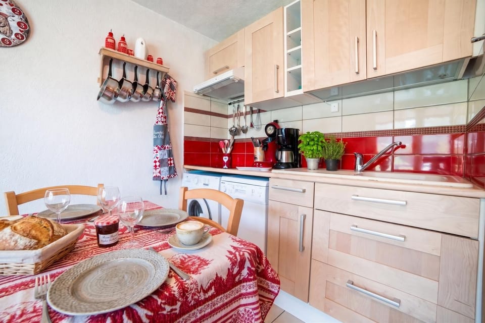 Coffee/tea facilities, Kitchen or kitchenette, Dining area, dishwasher, pet friendly, stove, washing machine, kitchen