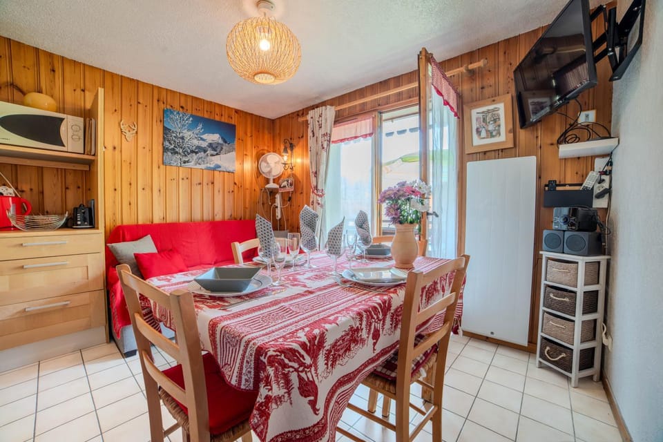Kitchen or kitchenette, Living room, Seating area, Dining area, oven, pet friendly, stove