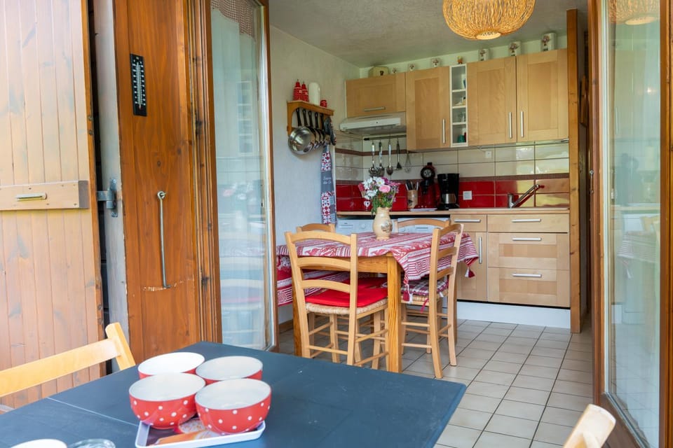 Kitchen or kitchenette, Dining area, dishwasher, oven, pet friendly, stove