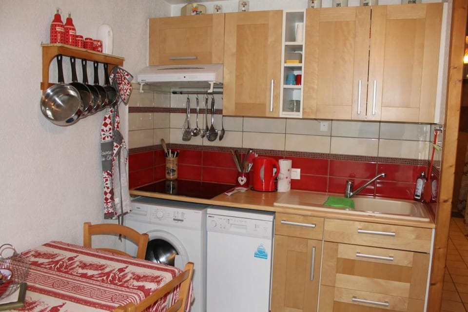 Kitchen or kitchenette, dishwasher, stove