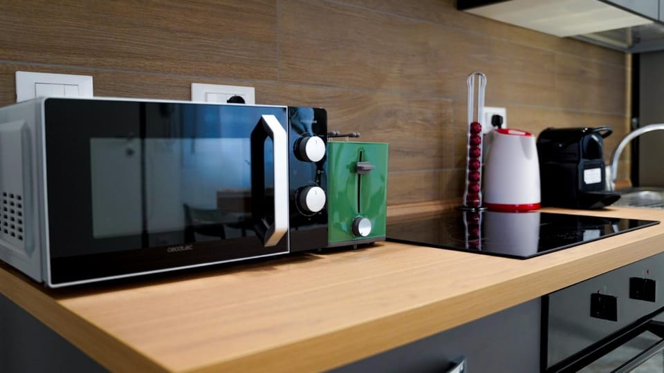 Coffee/tea facilities, Kitchen or kitchenette, stove, toaster