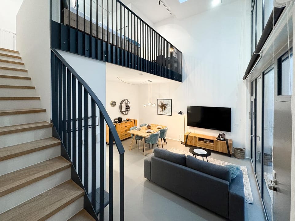 TV and multimedia, Living room, Seating area, Evening entertainment