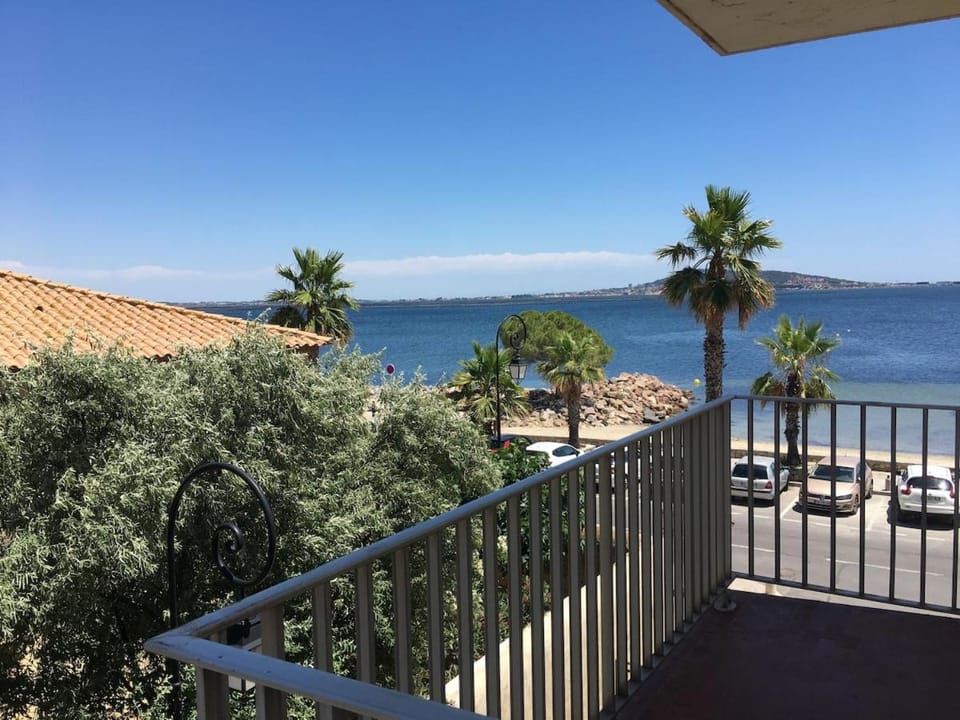 Studio à 10 m de la plage avec vue sur l'étang Apartment in Mèze