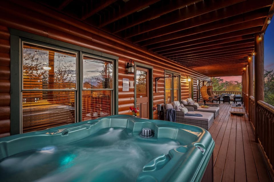 Dancing Bear Lodge – Hear the Dollywood Train & Soak in Unforgettable Smoky Mountain Views House in Pigeon Forge