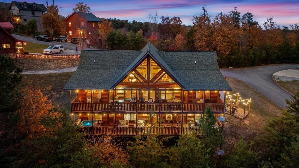Dancing Bear Lodge – Hear the Dollywood Train & Soak in Unforgettable Smoky Mountain Views House in Pigeon Forge