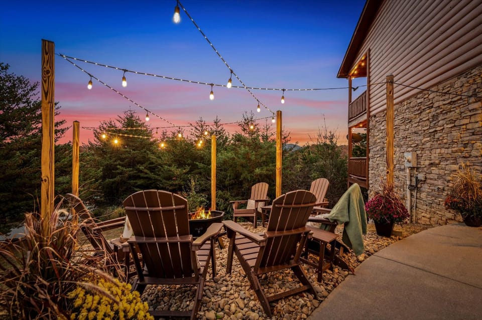 Dancing Bear Lodge – Hear the Dollywood Train & Soak in Unforgettable Smoky Mountain Views House in Pigeon Forge