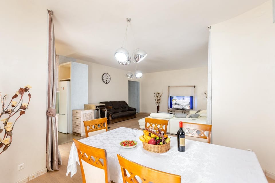 TV and multimedia, Living room, Food and drinks, Seating area, Dining area, Drinks