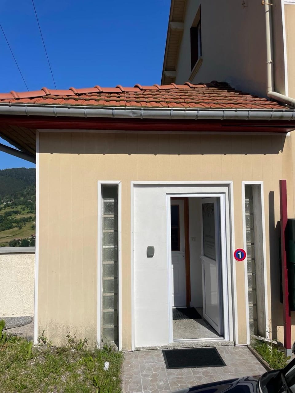 Facade/entrance