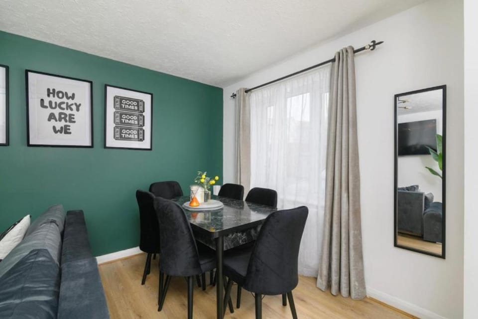 Dining area, heating, internet