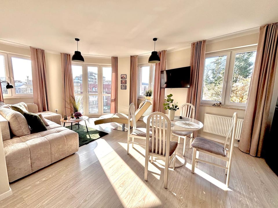 Communal lounge/ TV room, TV and multimedia, Living room, Seating area, Evening entertainment