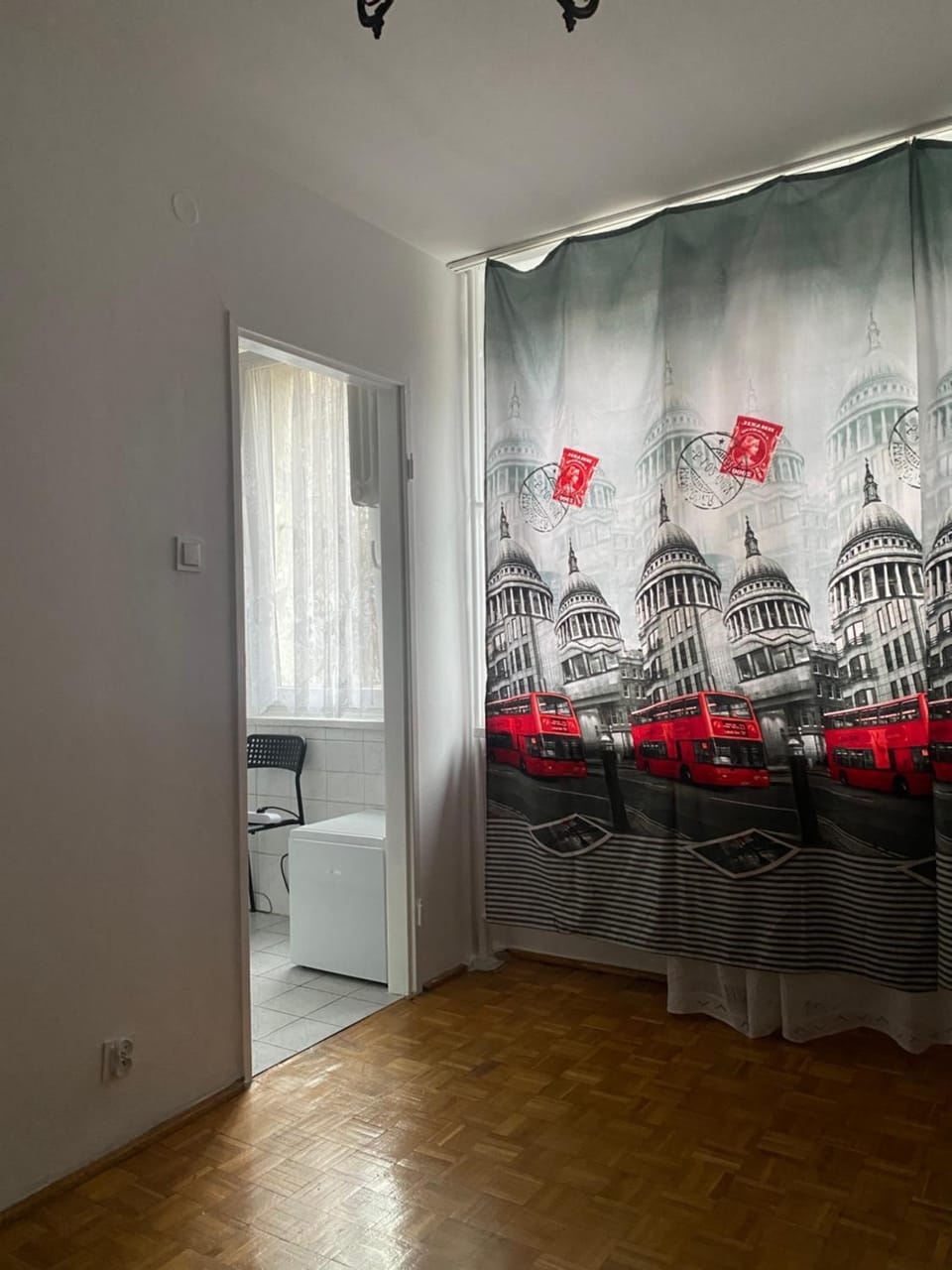 Przytulne mieszkanie na spokojny nocleg w pobliżu metra Kondratowicza, 22 minuty metrem do Stadionu Narodowego, samodzielne zameldowanie ,wystawiamy faktury dla firmy KSeF Apartment in Warsaw