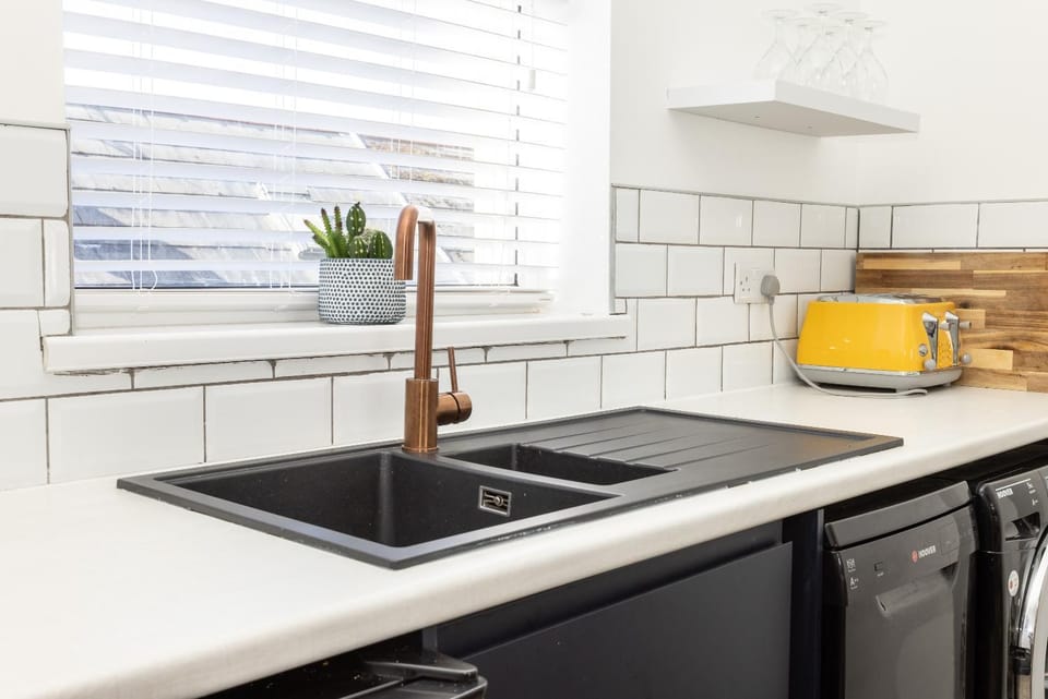 Kitchen or kitchenette, dishwasher, pet friendly, toaster