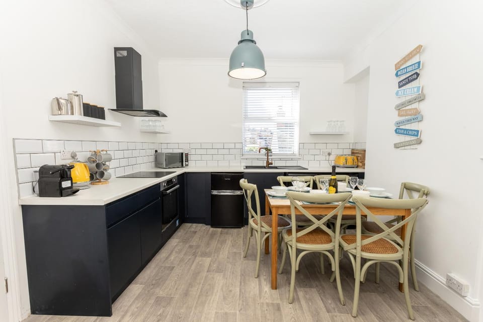 Coffee/tea facilities, Kitchen or kitchenette, Dining area, dishwasher, oven, pet friendly, toaster