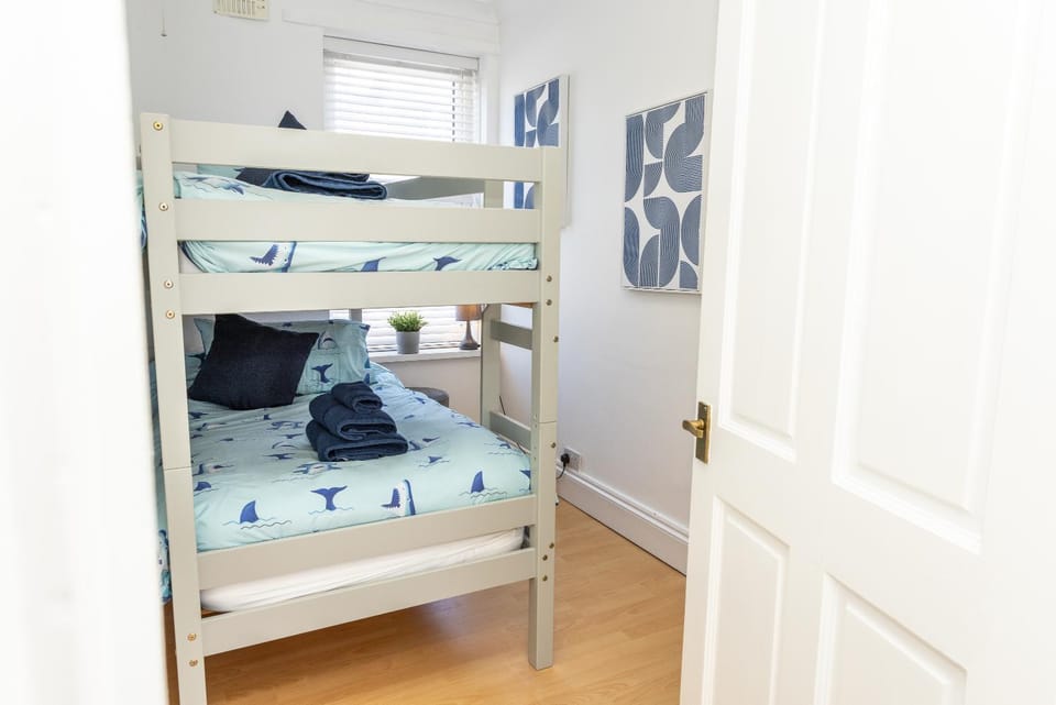 Bedroom, bunk bed, towels