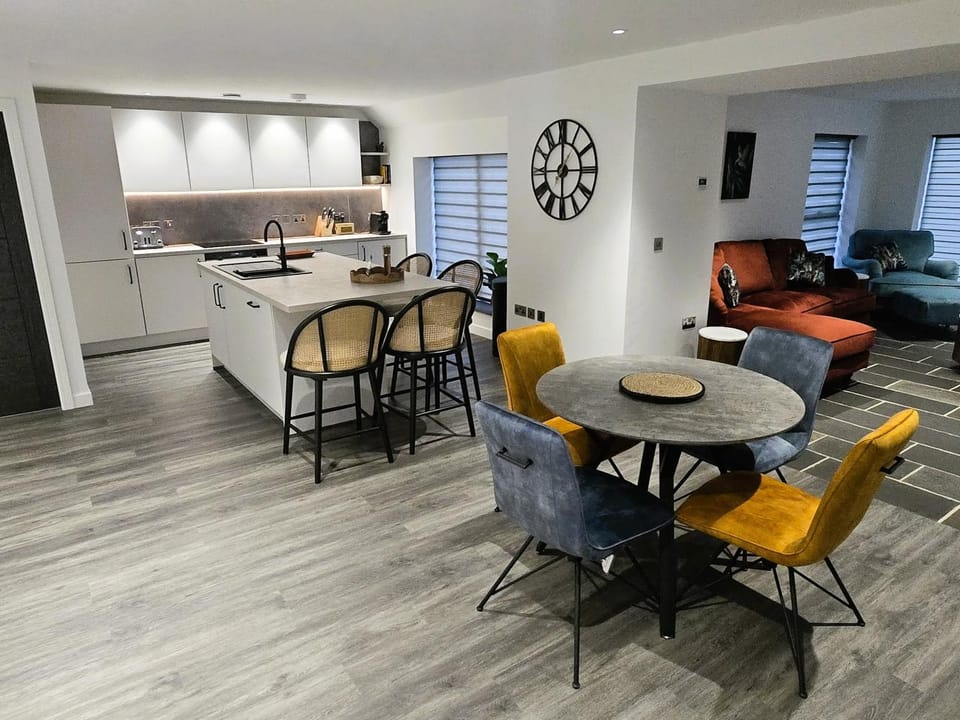 Living room, Dining area, oven, kitchen