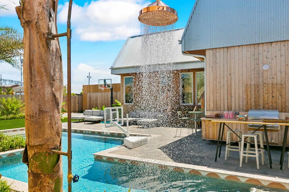 The Cocodrie Private 12BR Villa House in Ninth Ward