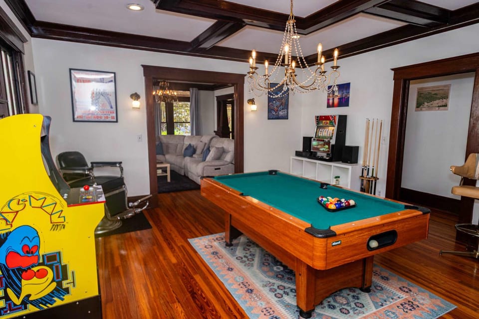 Sunny Springfield Yellow House Family rental House in Jacksonville