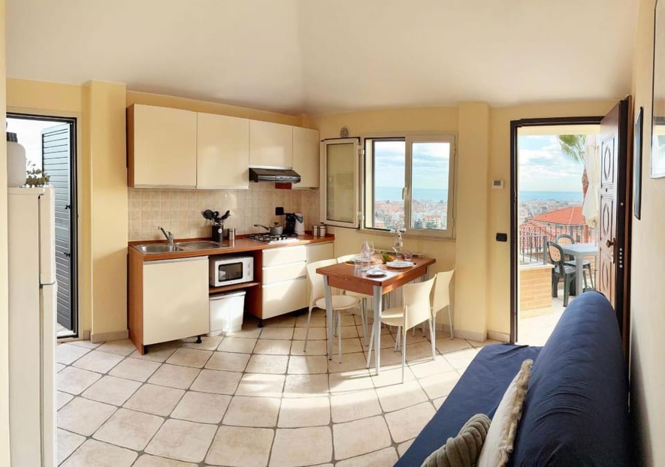 Coffee/tea facilities, Kitchen or kitchenette, Living room, Dining area, stove