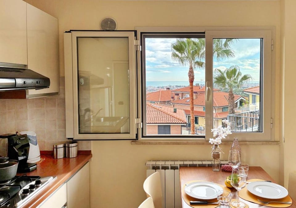 Natural landscape, View (from property/room), Balcony/Terrace, Kitchen or kitchenette, Dining area, Sea view, stove
