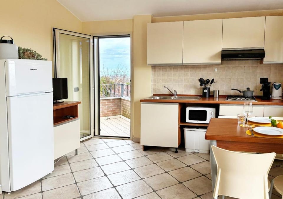 Coffee/tea facilities, Kitchen or kitchenette, Dining area, stove