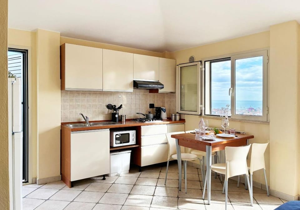 Coffee/tea facilities, Dining area, stove