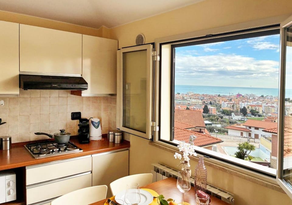 Coffee/tea facilities, Kitchen or kitchenette, Dining area, City view, Sea view, stove