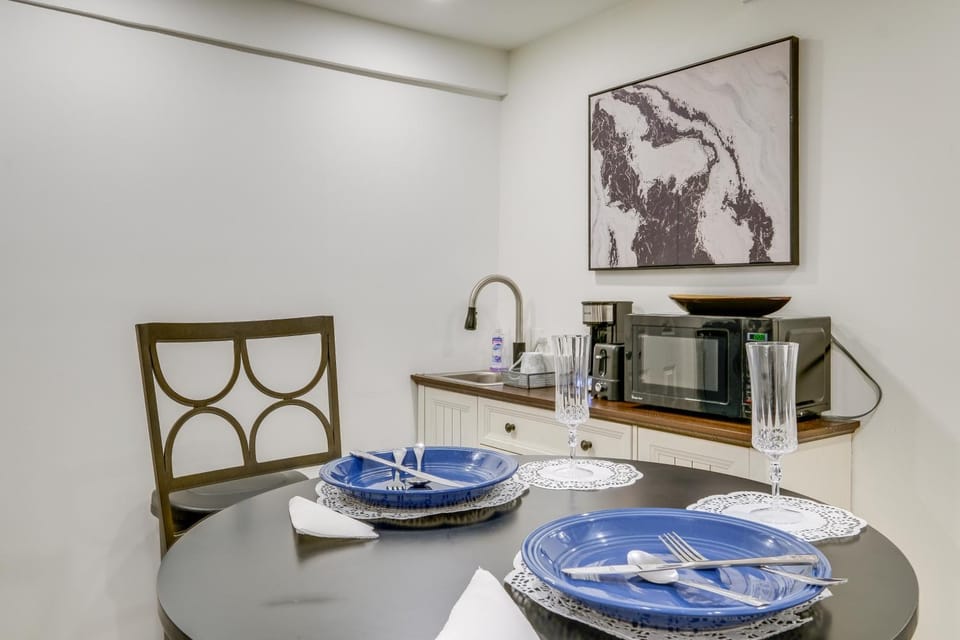 1 Mi to the Metro! Centrally Located Apt Near DC Apartment in Takoma Park