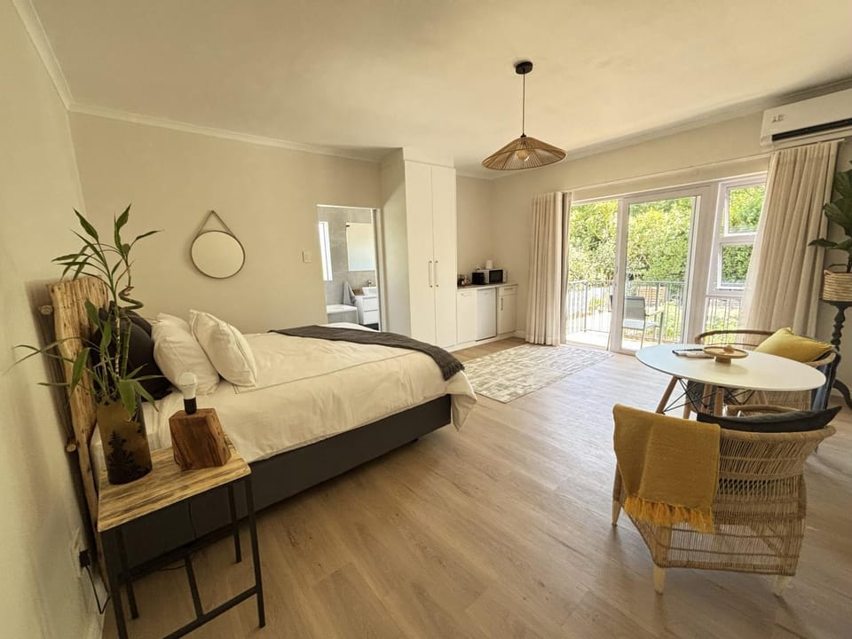 Bed, Photo of the whole room, Seating area, Dining area