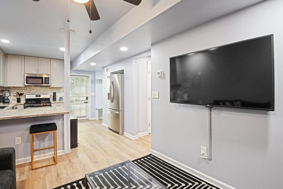 Japanese Jungle Chic 1BR 1BA minutes to Airport Apartment in East Point