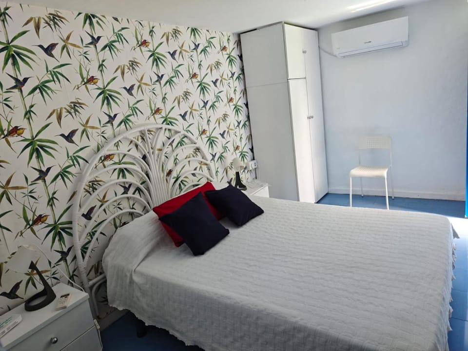 En Resort Fincas Las Dunas dos Chalets con jacuzzis en primera linea de playa , uno de 4 dormitorios y otro de 2 dormitorios, Llama al Seiscientos veintisiete Cuatrocientos diecisiete Trescientos noventa y ocho House in Bajo Guadalquivir