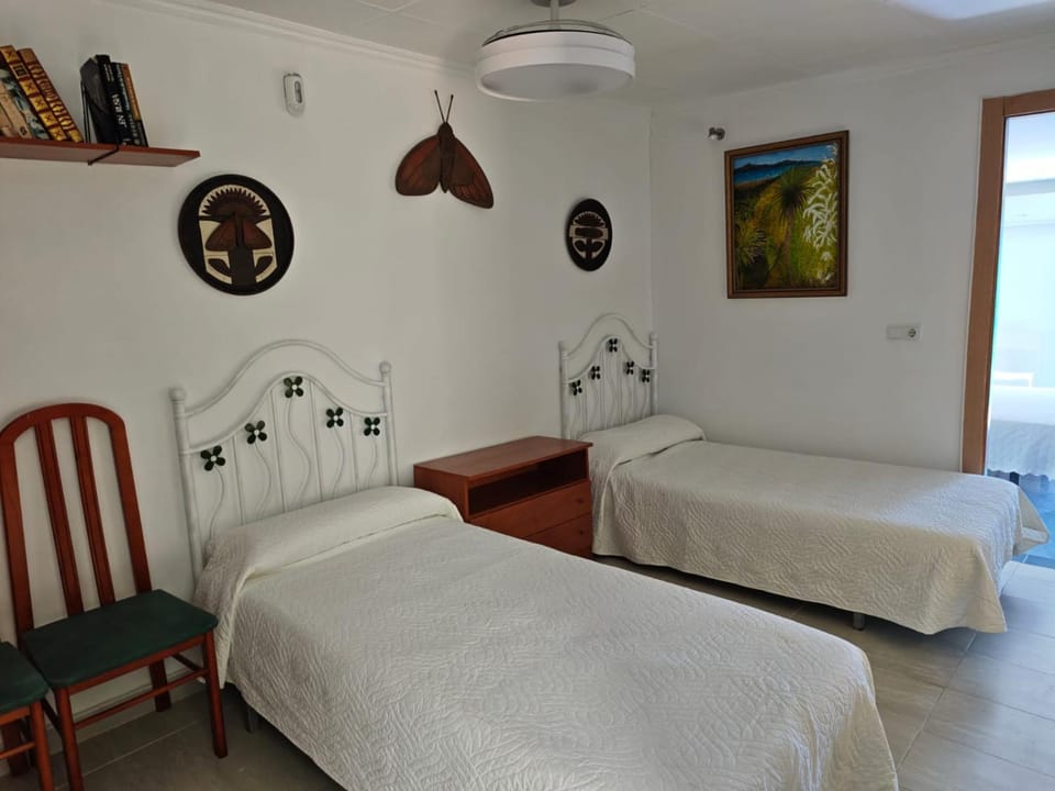 En Resort Fincas Las Dunas dos Chalets con jacuzzis en primera linea de playa , uno de 4 dormitorios y otro de 2 dormitorios, Llama al Seiscientos veintisiete Cuatrocientos diecisiete Trescientos noventa y ocho House in Bajo Guadalquivir