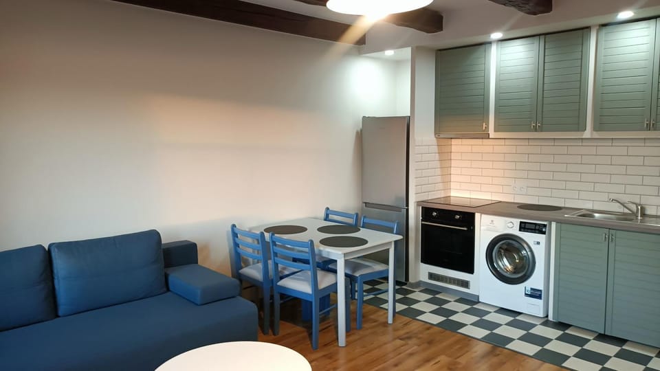 Kitchen or kitchenette, Seating area, Dining area, stove