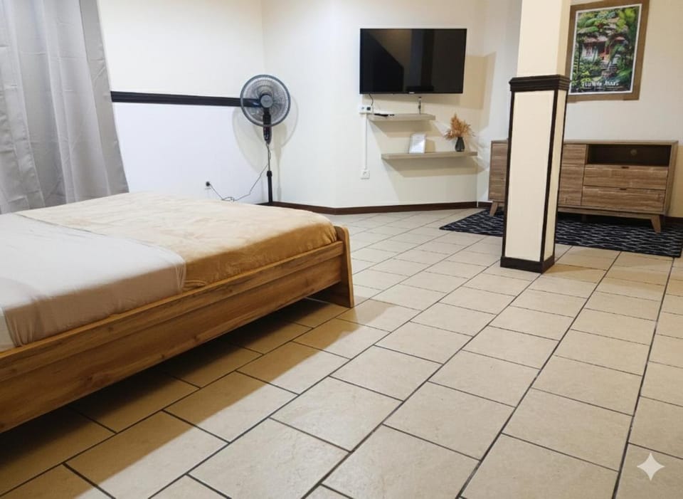 Bed, TV and multimedia, Bedroom