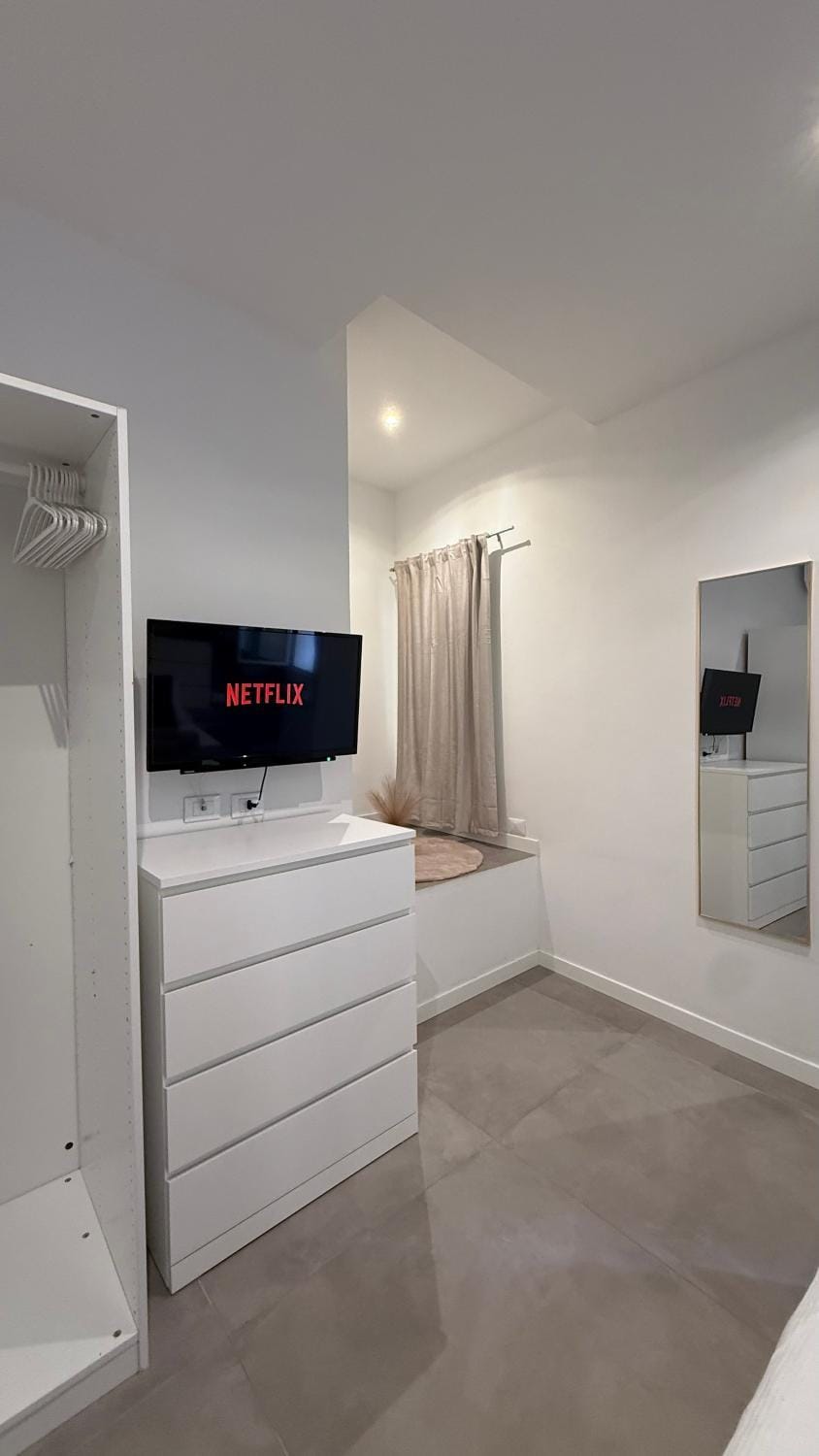 TV and multimedia, Photo of the whole room, Bedroom