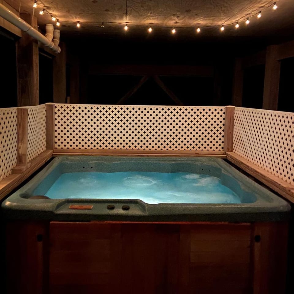 3 Bedrooms, Hot Tub, Fire Pit, and Pet Friendly House in Outer Banks