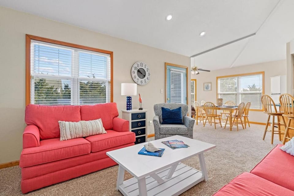 3 Bedrooms, Hot Tub, Fire Pit, and Pet Friendly House in Outer Banks