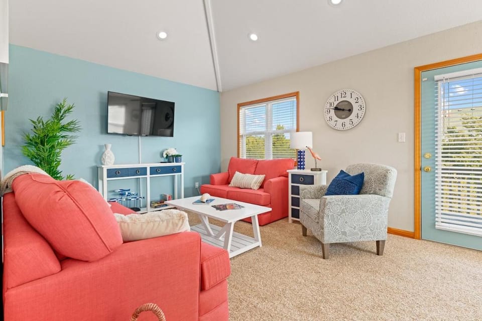 3 Bedrooms, Hot Tub, Fire Pit, and Pet Friendly House in Outer Banks