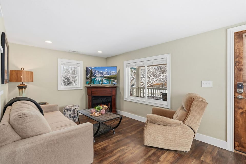 Kanons Kottage Downtown Retreat Near RMNP House in Loveland