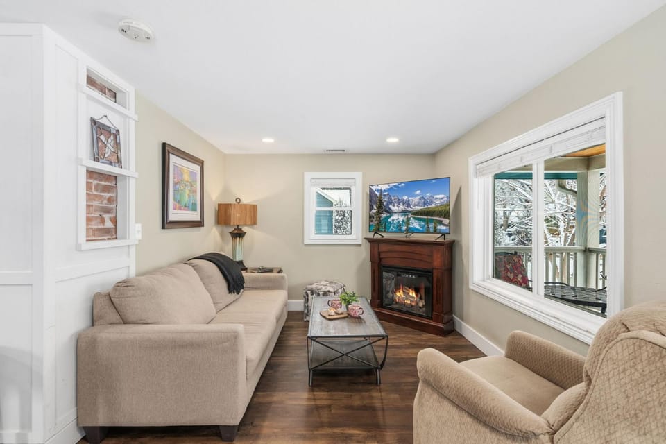 Kanons Kottage Downtown Retreat Near RMNP House in Loveland
