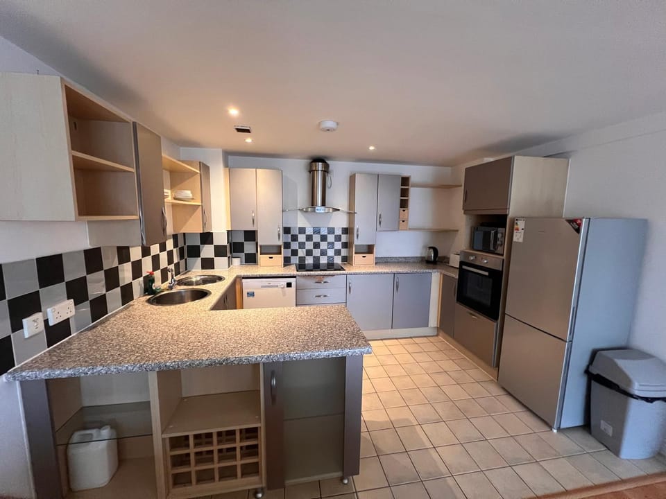 Coffee/tea facilities, Kitchen or kitchenette, dishwasher, oven, stove, toaster
