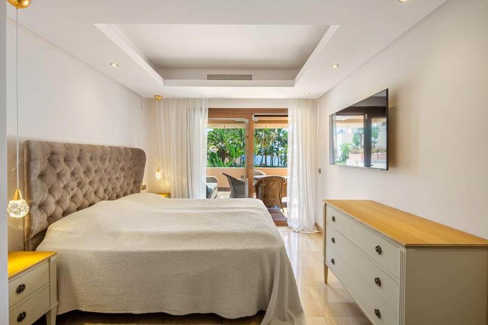 Bed, TV and multimedia, Photo of the whole room, Bedroom