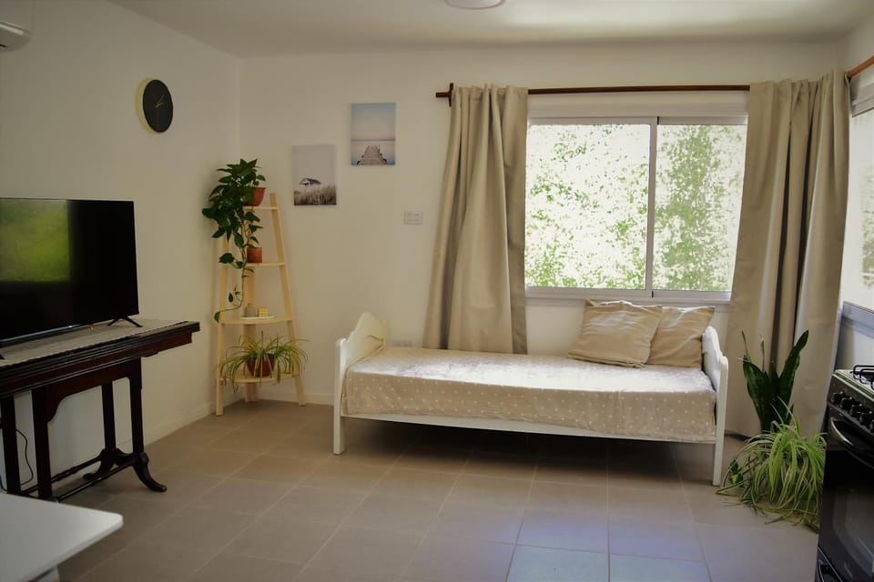 Communal lounge/ TV room, Bed, TV and multimedia, Living room, Seating area, Evening entertainment, Bedroom