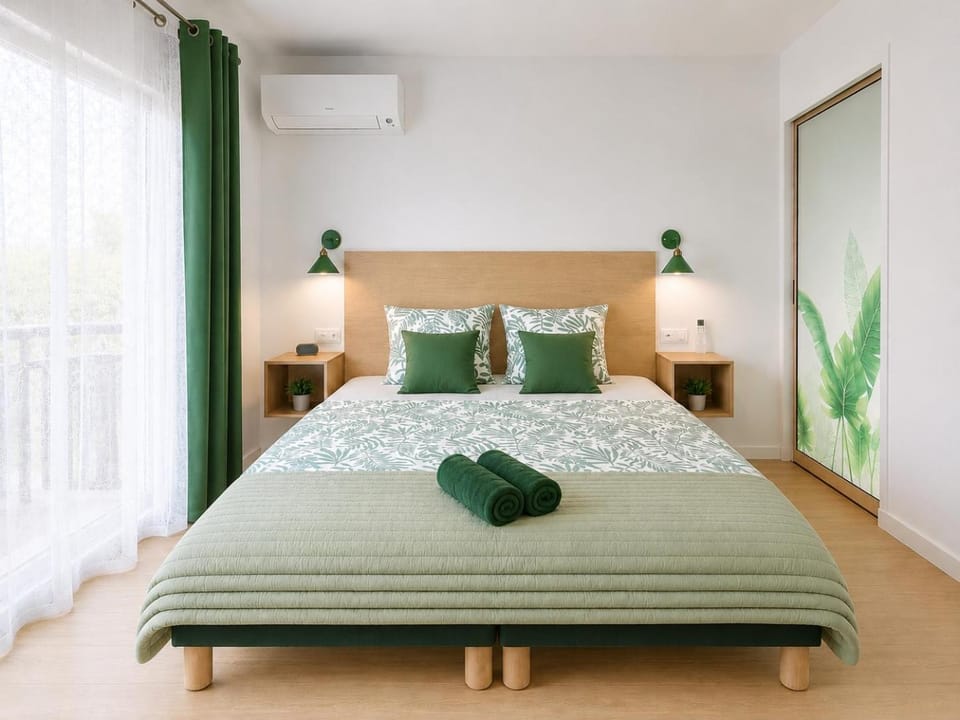 Bed, Night, Photo of the whole room, Bedroom, internet, towels, air conditioner