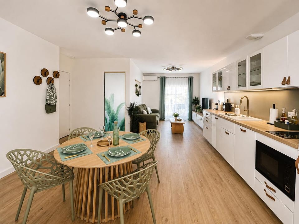 TV and multimedia, Coffee/tea facilities, Living room, Dining area, Meals, internet, oven, stove, kitchen, air conditioner