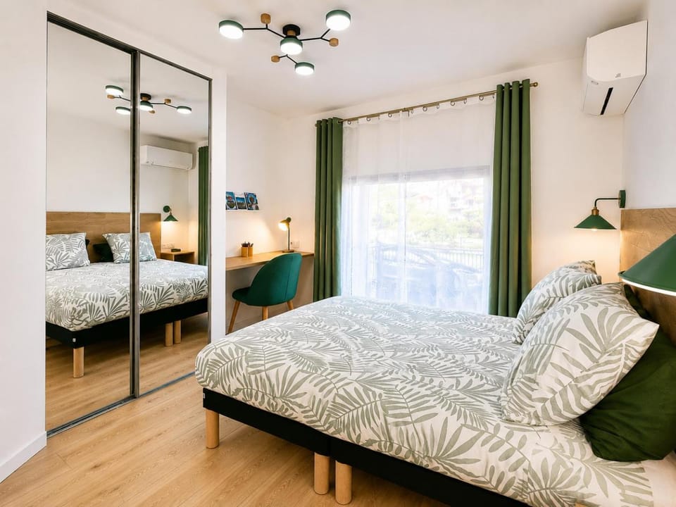 Night, Photo of the whole room, Bedroom, flat iron, internet, air conditioner