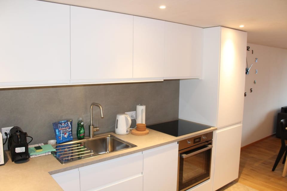Coffee/tea facilities, Kitchen or kitchenette, oven, stove