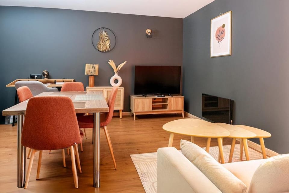 Communal lounge/ TV room, TV and multimedia, Living room, Seating area, Dining area